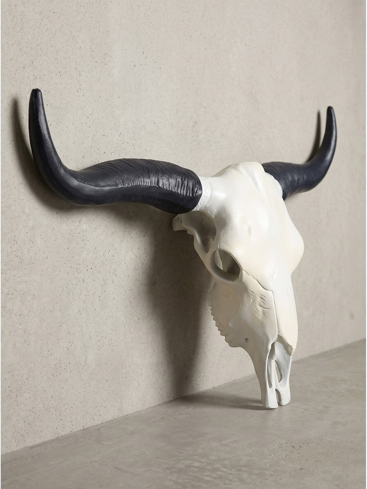 Wandskulptur mit Hörnern Deko Geweih Seitenansicht zeigt die Tiefe des Aluminium-Schädels von 14 cm_