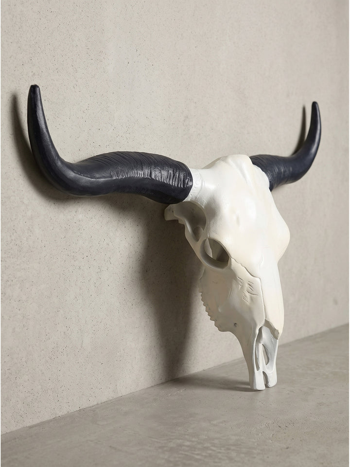 Wandskulptur mit Hörnern Deko Geweih Seitenansicht zeigt die Tiefe des Aluminium-Schädels von 14 cm_