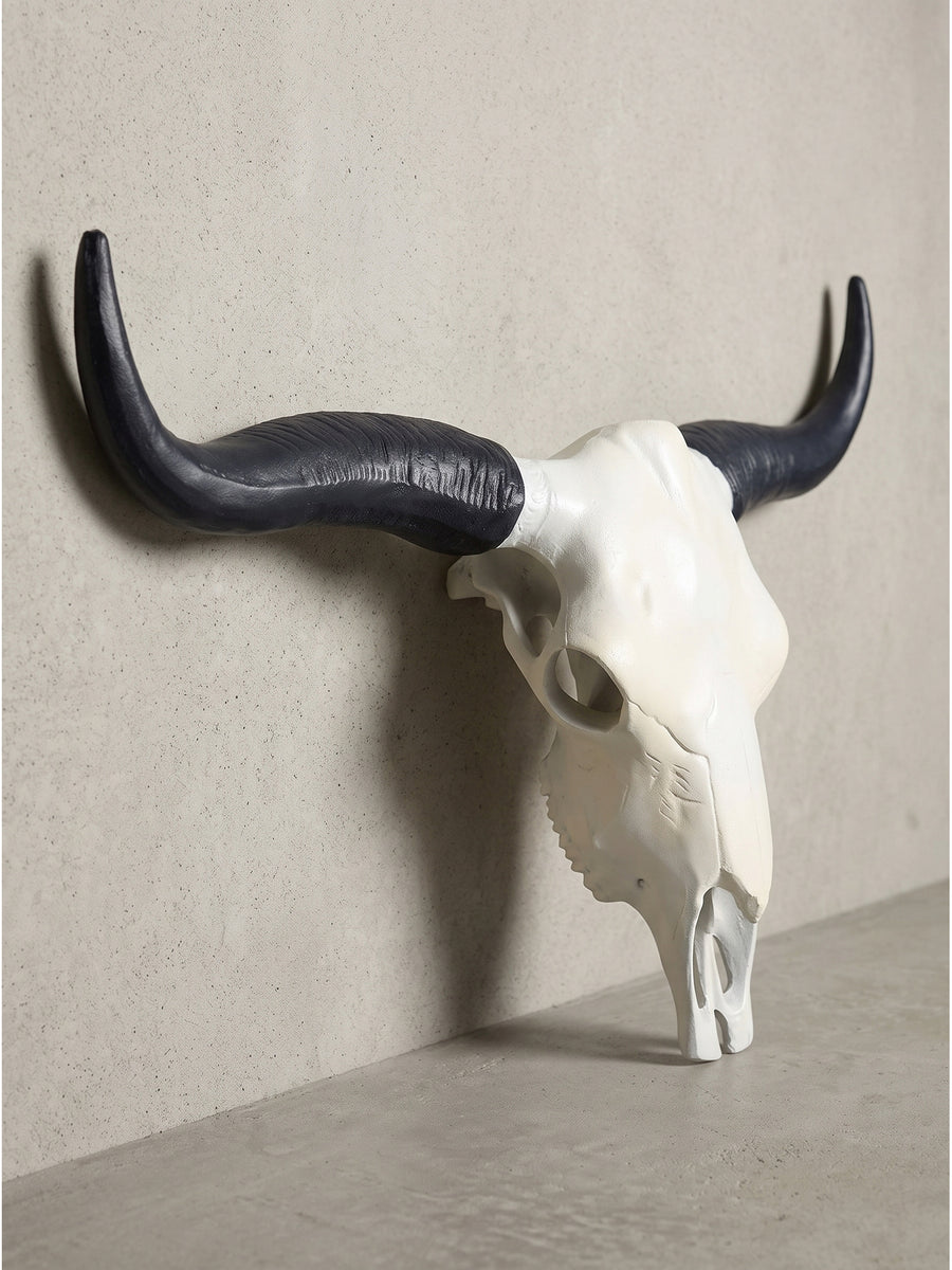 Wandskulptur mit Hörnern Deko Geweih Seitenansicht zeigt die Tiefe des Aluminium-Schädels von 14 cm_