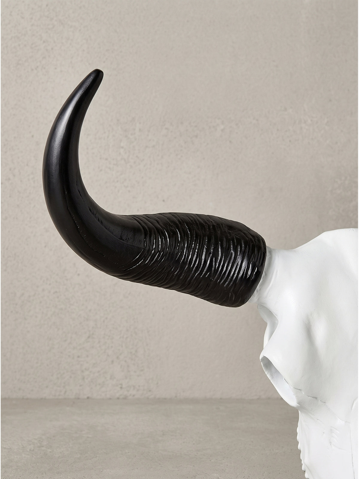 Gesamtansicht des markanten Deko Geweihs Büffel-Schädel 55,5 cm breit aus Aluminium in schwarz-weißem Kontrast