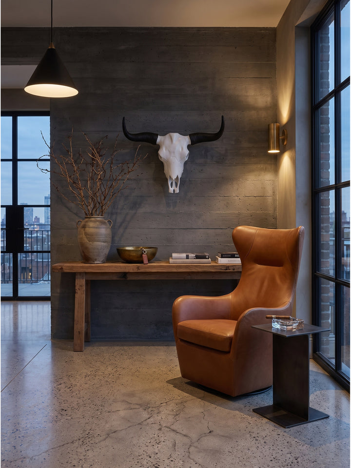 Stierkopf Wanddekoration Metall modern als markanter Blickfang in einem brutalistischen Loft an grauer Wand platziert_