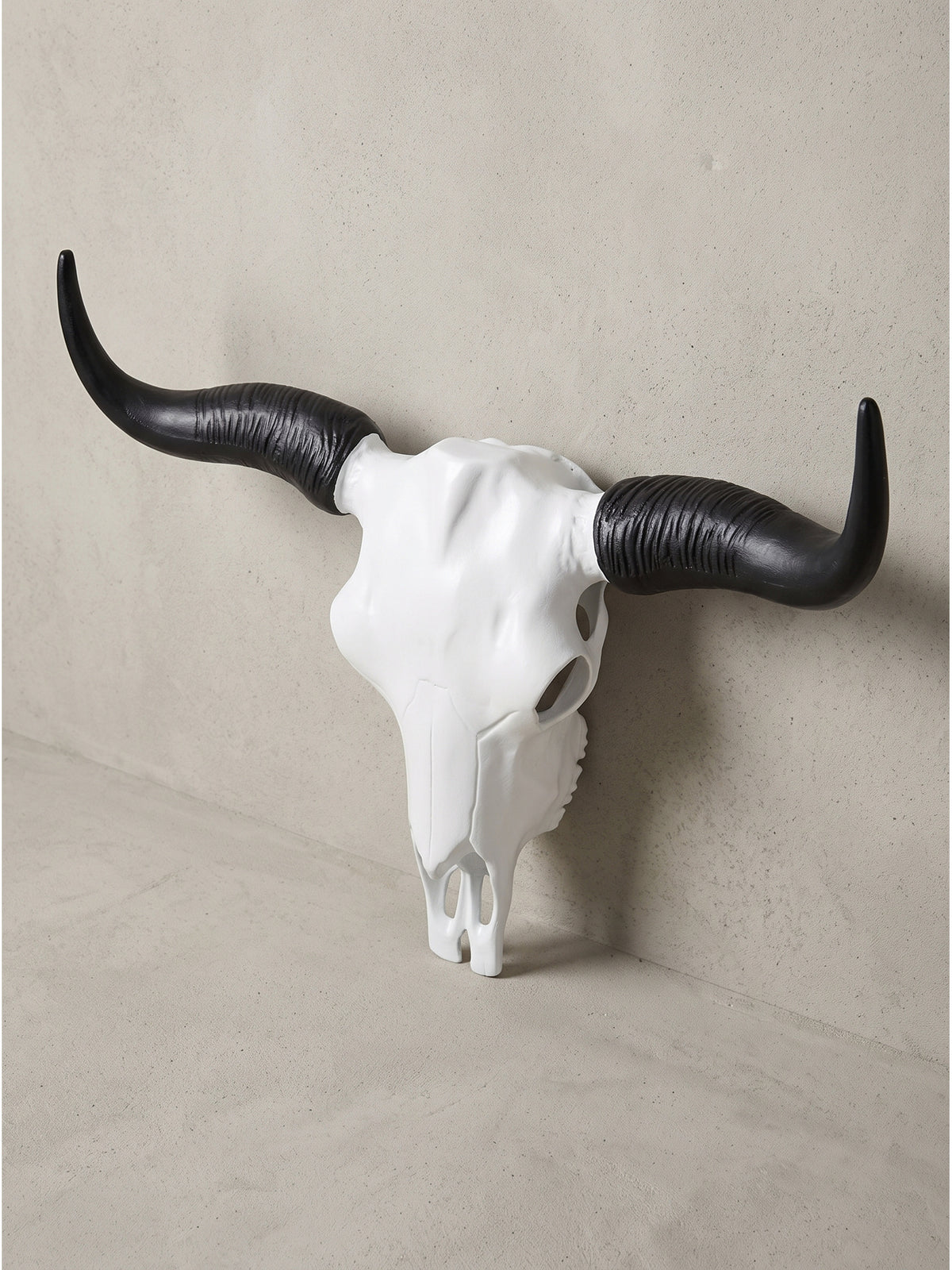 Stierkopf Wanddekoration Horn Modern aus lackiertem Metall 3/4-Ansicht zeigt die Wölbung der schwarzen Hörner