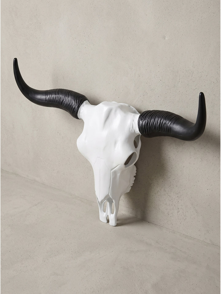 Stierkopf Wanddekoration Horn Modern aus lackiertem Metall 3/4-Ansicht zeigt die Wölbung der schwarzen Hörner_