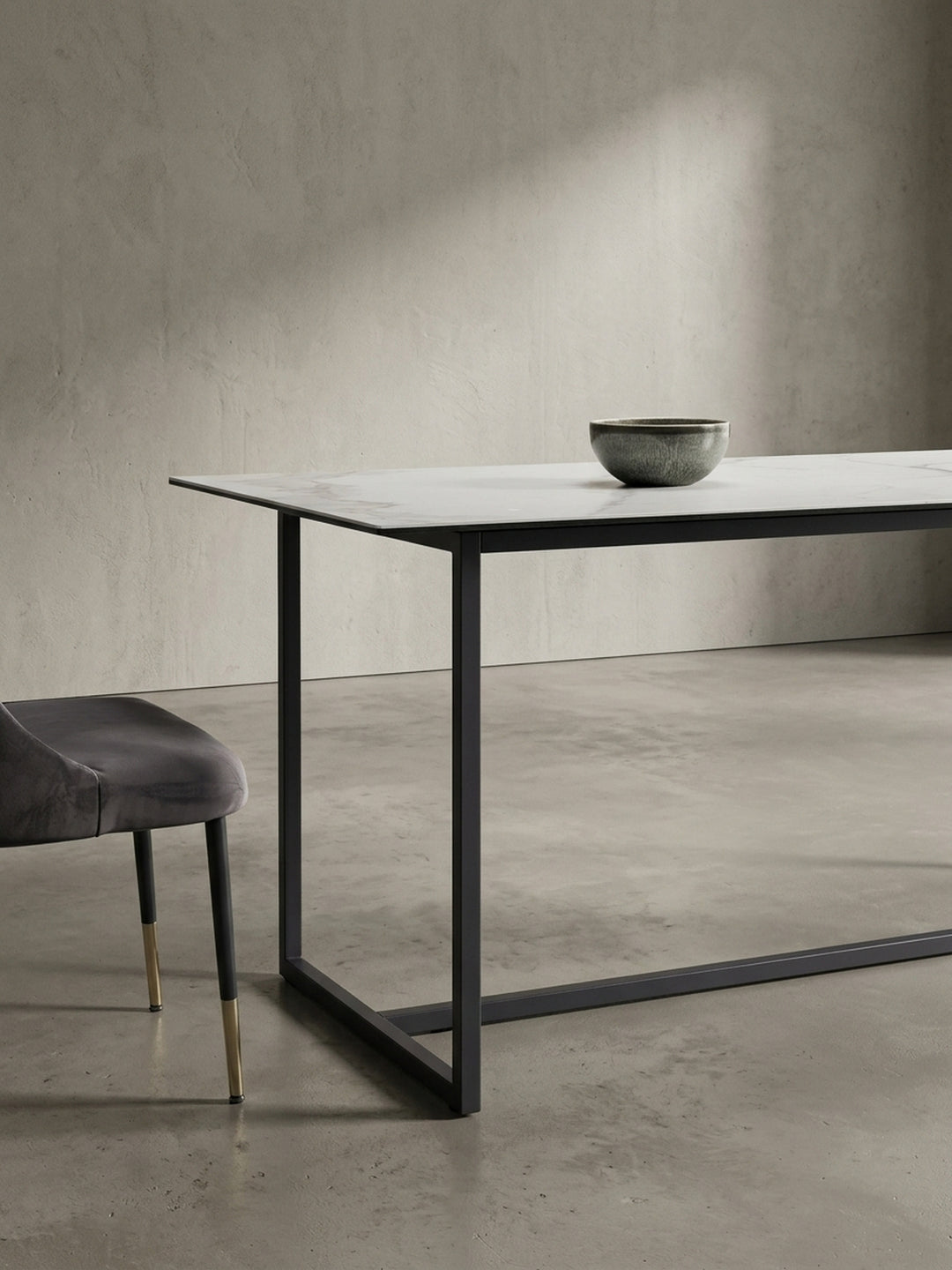 Leicht erhöhte Perspektive auf den pflegeleichten Marmoroptik-Tisch unterstreicht die großzügige 180x90 cm große Essfläche für repräsentative Einladungen_