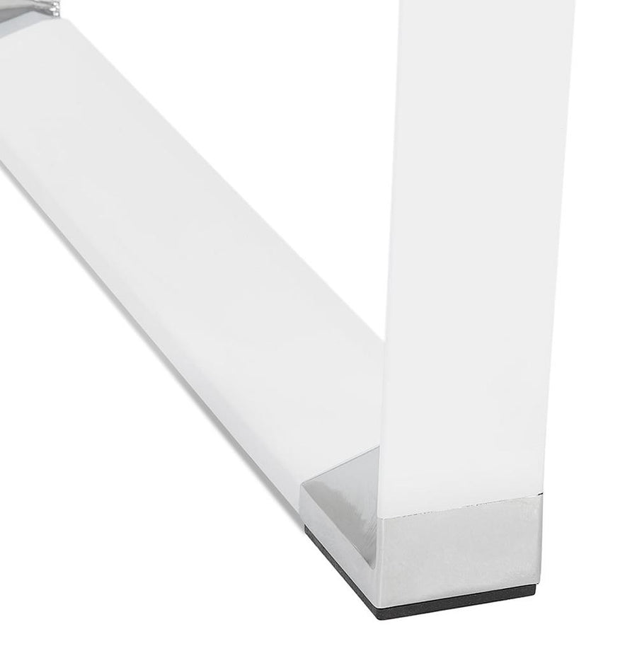 Detailansicht Tischkante - präzise Verarbeitung - sicherer Stand durch Fußgestell - ideal für moderne Arbeitsumgebungen - Kadima Design_
