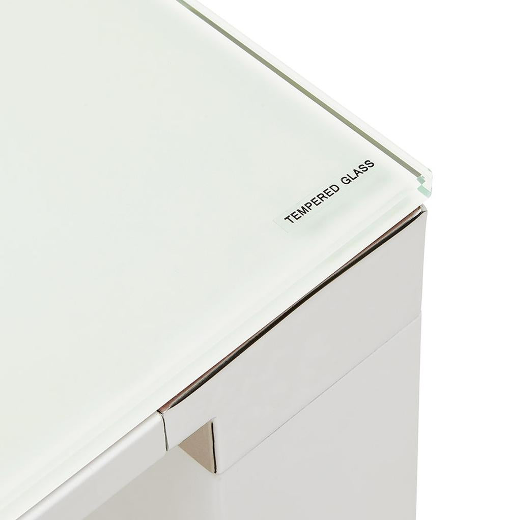 Kompakter Glasschreibtisch KERIX - 140x70cm - weiße Tischplatte - Chromakzente - ideal für kleine Homeoffice-Räume. Kadima Design._