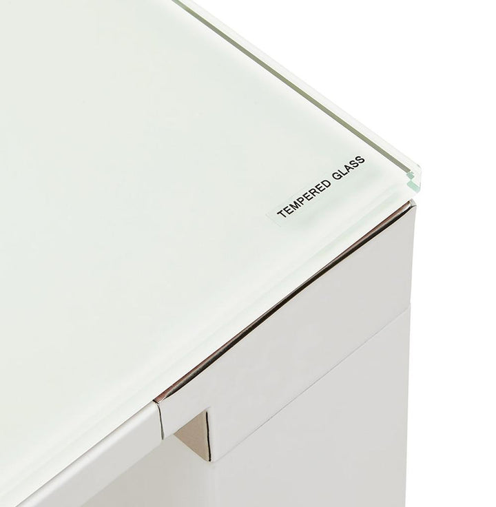 Kompakter Glasschreibtisch KERIX - 140x70cm - weiße Tischplatte - Chromakzente - ideal für kleine Homeoffice-Räume. Kadima Design._