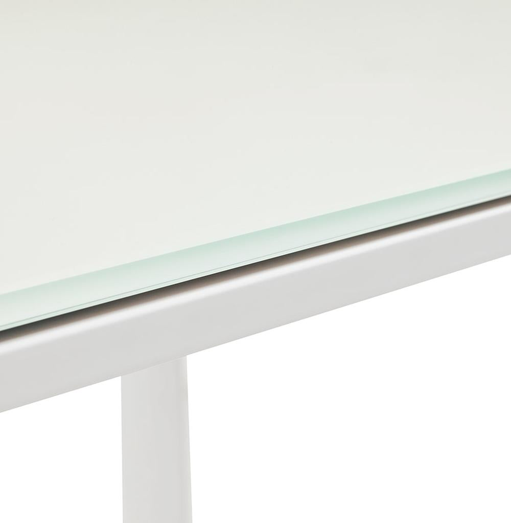 Designerschreibtisch Detailansicht - Schlankes Kufengestell - verchromte Elemente - perfekt für moderne - urbane Wohnungen. Kadima Design._
