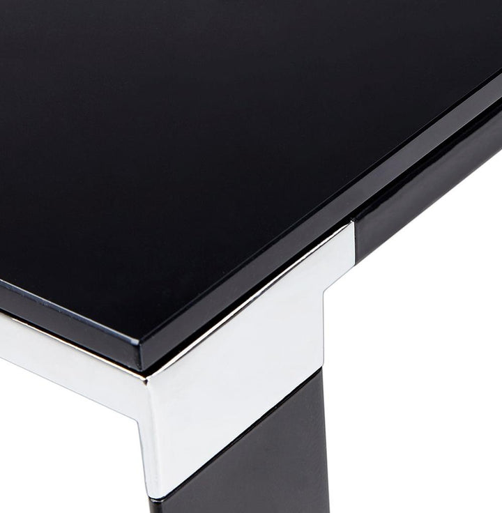 Designer-Bürotisch Nahaufnahme - Verchromte Eckverbindungen - robustes Kufengestell - ideal für moderne Arbeitsplätze. Kadima Design._