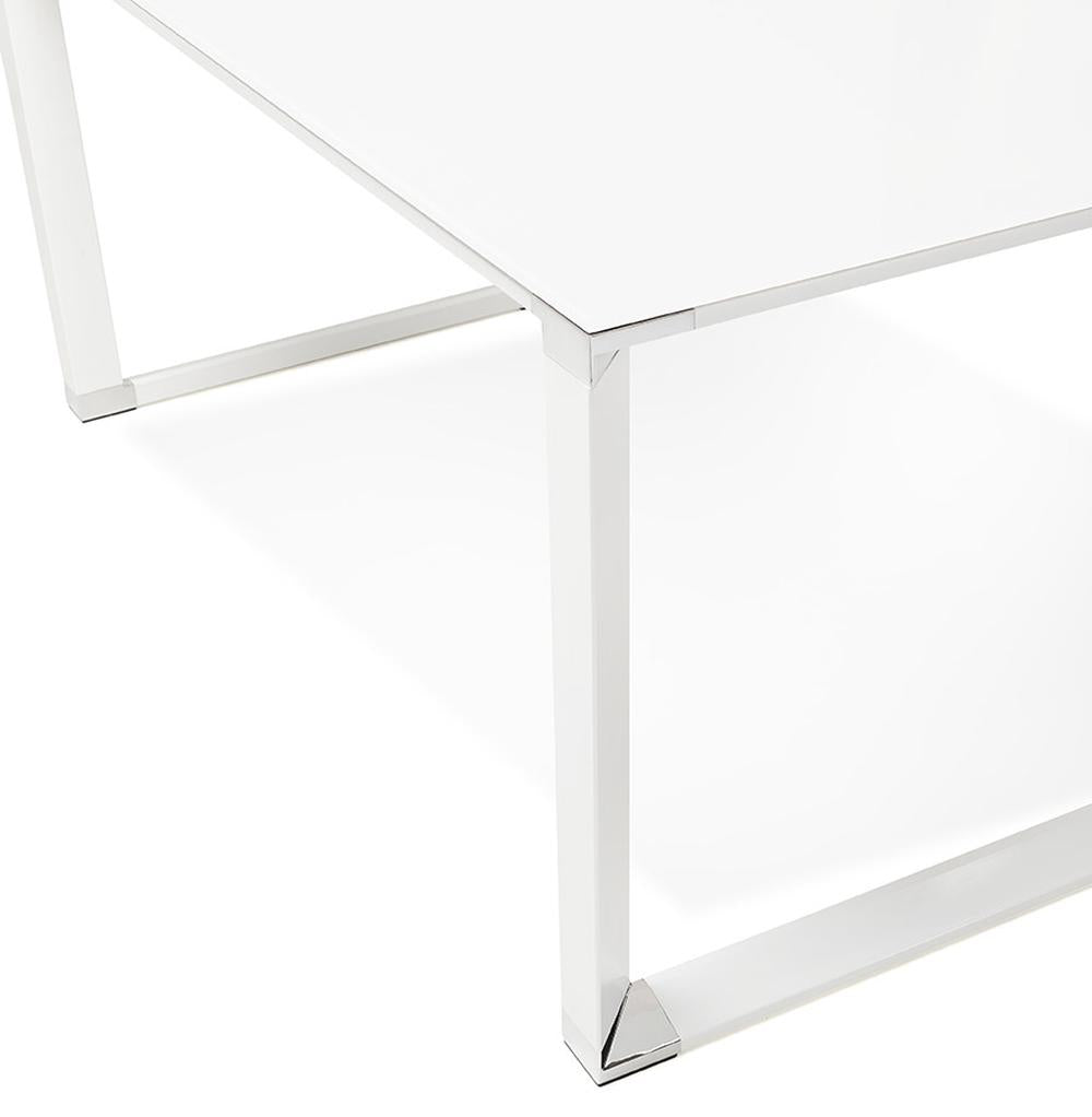 Schreibtisch in Büroumgebung - Minimalistisches Design - passend zu verschiedenen Einrichtungsstilen - für produktive Arbeitsatmosphäre. Kadima Design._