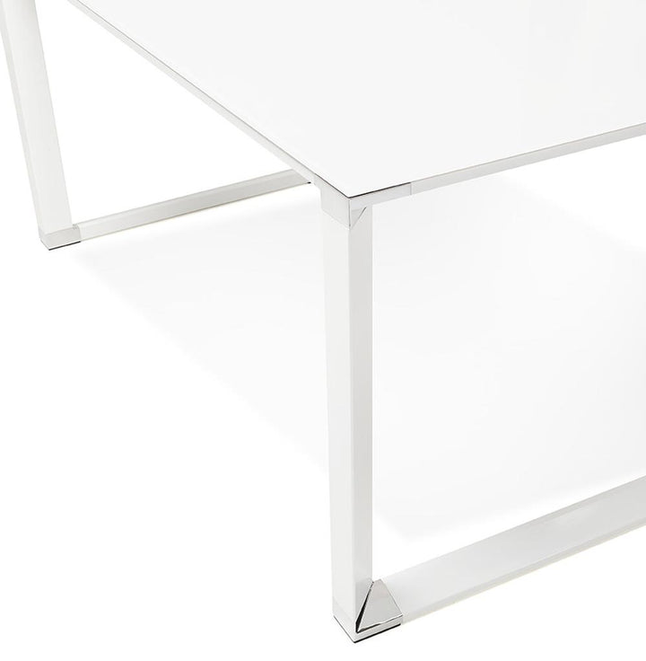 Schreibtisch in Büroumgebung - Minimalistisches Design - passend zu verschiedenen Einrichtungsstilen - für produktive Arbeitsatmosphäre. Kadima Design._