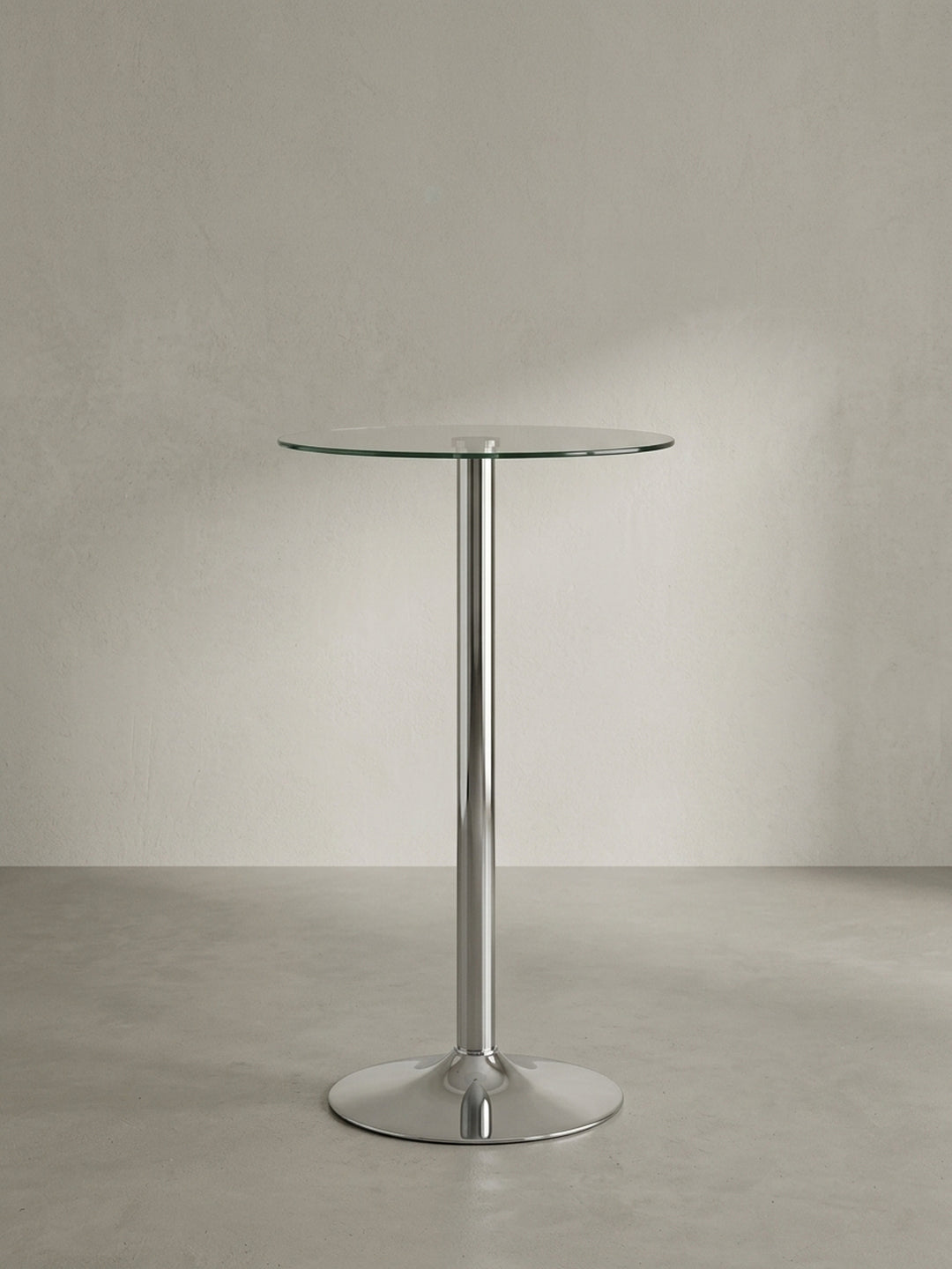 Runder Stehtisch aus klarem Sicherheitsglas und hochglänzend verchromtem Aluminium in Frontalansicht mit seinem charakteristischen, stabilen Trompetenfuß._