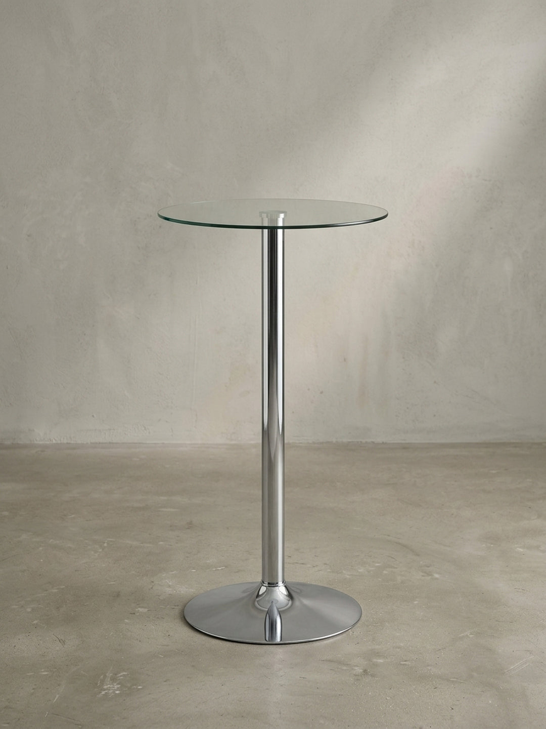 Übersichtsbild des minimalistischen Design-Stehtisches, das die kühle und elegante Materialkombination aus transparentem Glas und spiegelndem Silbermetall präsentiert._