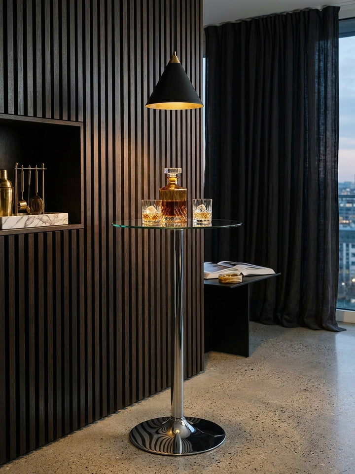 Makroaufnahme der makellosen, 0,9 cm starken Sicherheitsglasplatte und des glänzenden verchromten Aluminiumrohrs des modernen Hochtisches für die Heimlounge._