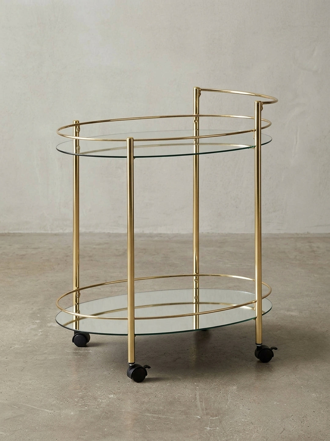 Moderner Servierwagen Gold mit Glasplatten, freigestellt auf weißem Hintergrund, zeigt die komplette Silhouette und die eleganten, geschwungenen Linien._