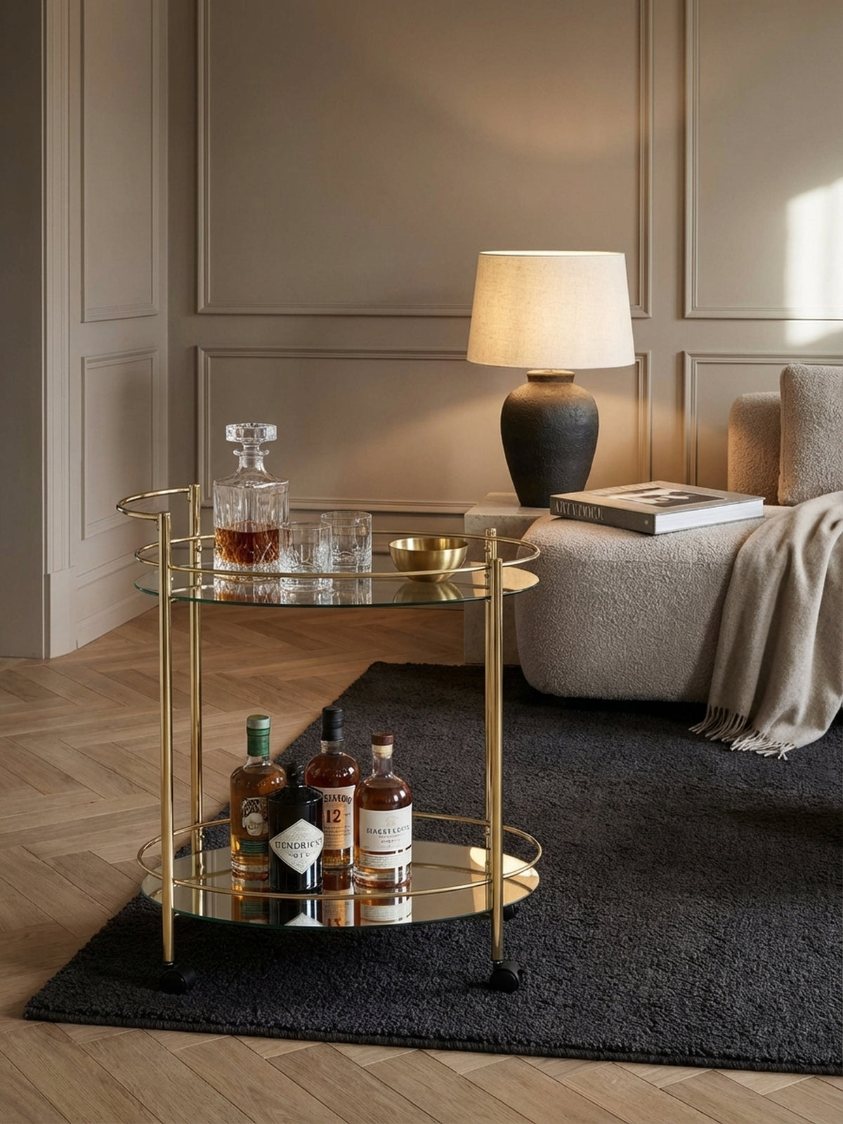 Eleganter Servierwagen in Gold in einem modern-klassischen Wohnzimmer, stilvoll dekoriert als mobile Minibar neben einem hellen Sofa auf Holzboden._