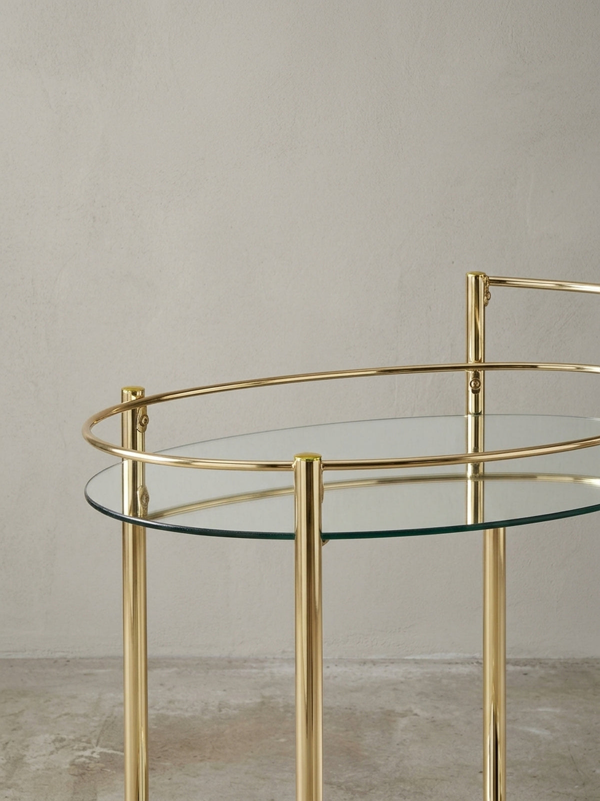 Eleganter goldener Servierwagen mit Spiegelglas auf der unteren Ablage, perfekt als mobile Minibar für Spirituosen und Gläser im Esszimmer oder Wohnzimmer.