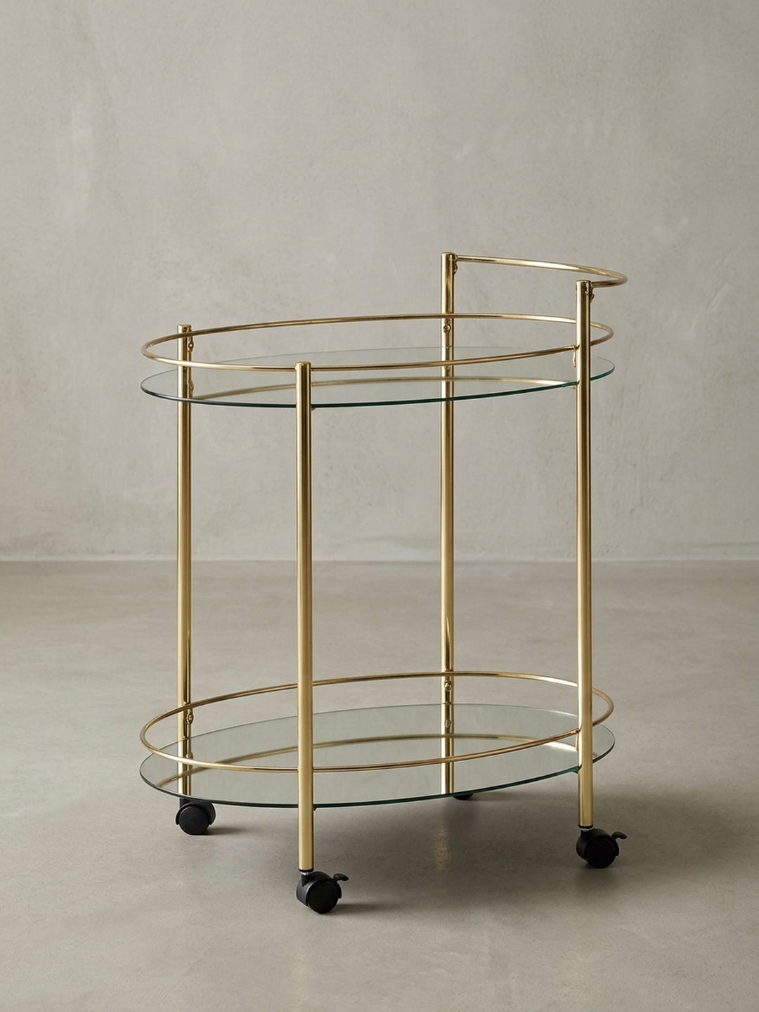 Design Servierwagen aus Stahl und Glas, dessen glamouröse Gold-Optik einen Hauch von Luxus in jede moderne Einrichtung bringt. Mobil dank vier Rollen._