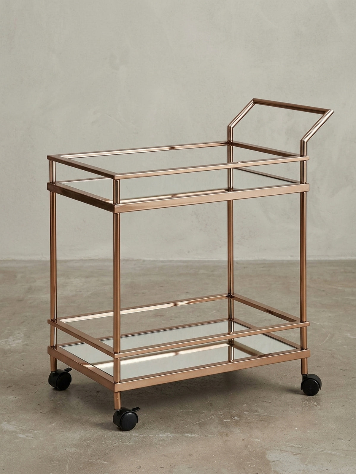 Seitenansicht des Küchenwagens auf Rollen, die seine schlanke Silhouette und die Gesamthöhe von 84 cm zeigt, ideal für eine komfortable Bedienung als Beistelltisch.