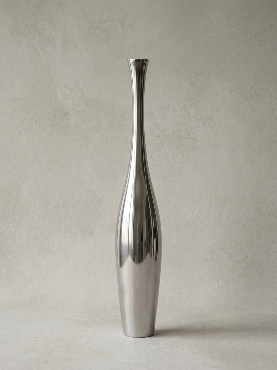 Seitenansicht Aluminium (außen glänzend poliert innen gebürstet) Unterseite mit Samt hochwertig mit sichtbarer Materialstärke und Konstruktionsdetails 12x12x75 cm_