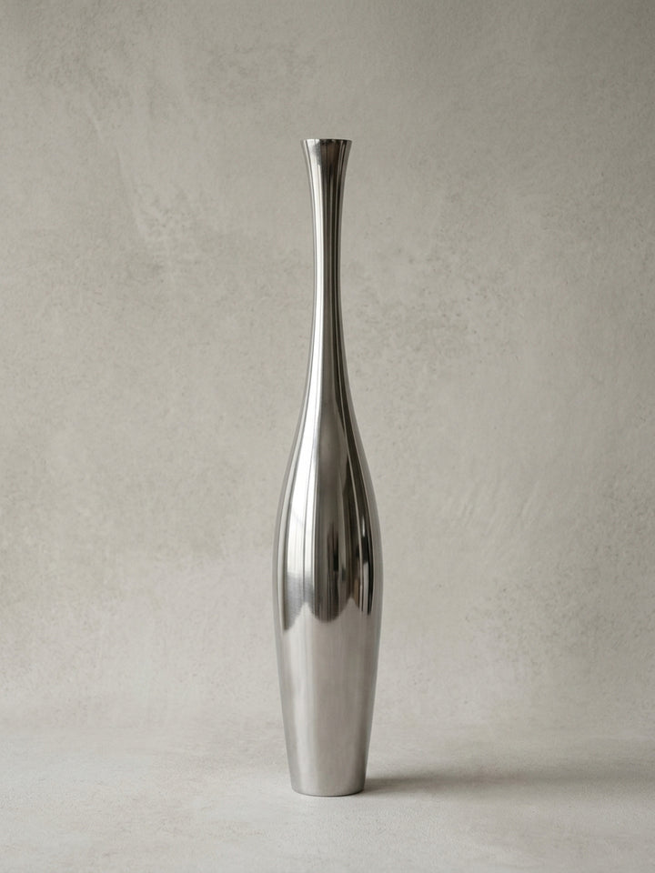 Seitenansicht Aluminium (außen glänzend poliert innen gebürstet) Unterseite mit Samt hochwertig mit sichtbarer Materialstärke und Konstruktionsdetails 12x12x75 cm_