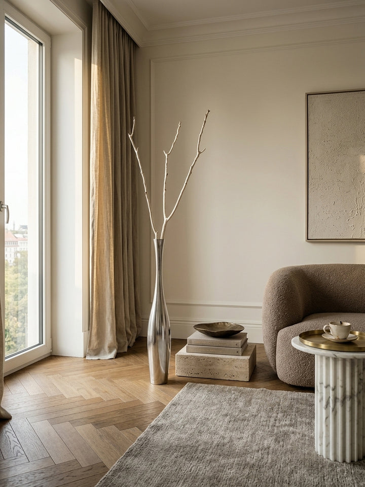 Aluminium (außen glänzend poliert innen gebürstet) Unterseite mit Samt hochwertig 12x12x75 cm in stilvoller Wohnzimmer-Einrichtung mit Dekoration und Accessoires aus der Vogelperspektive_