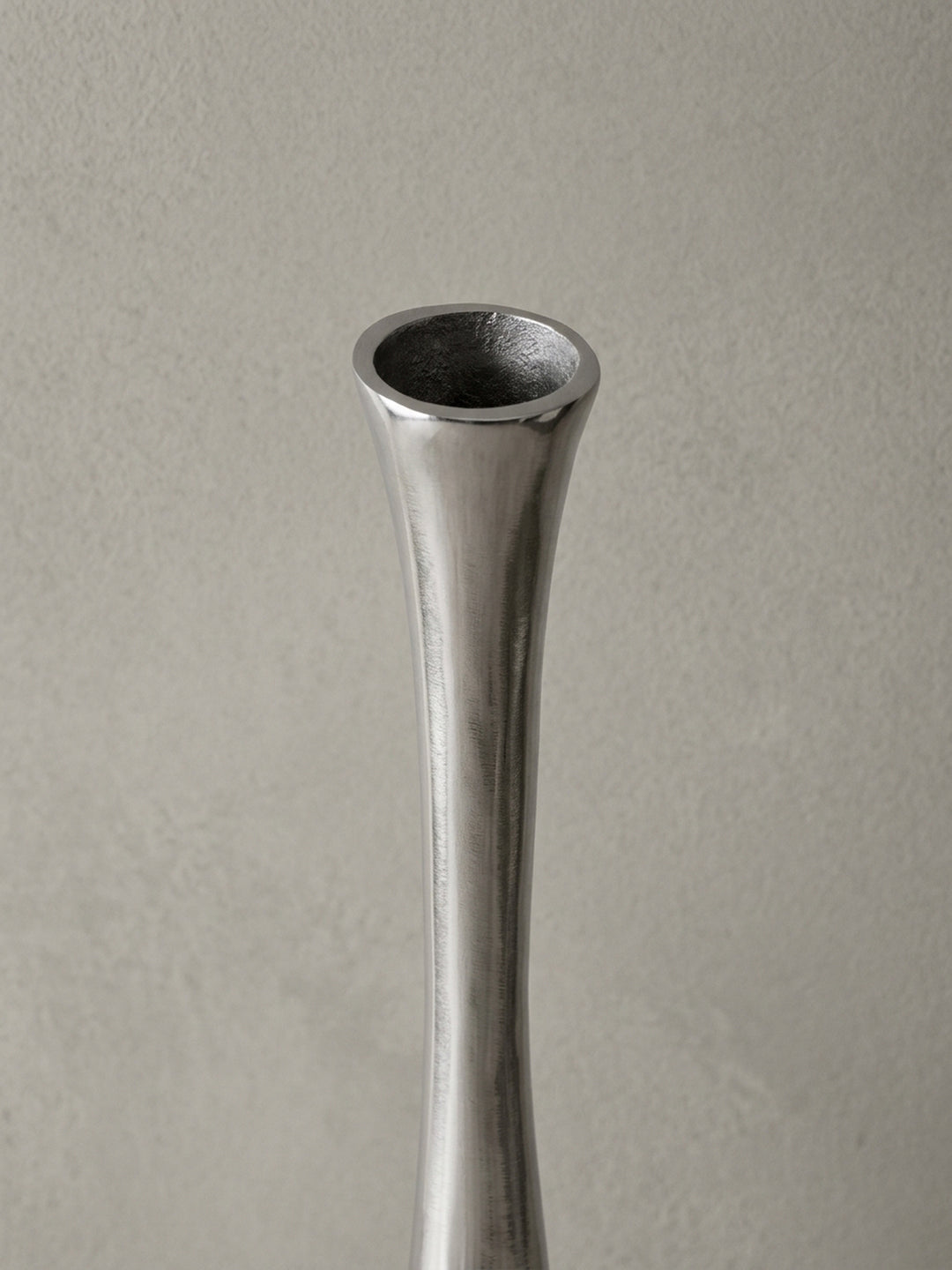 Detailansicht Aluminium (außen glänzend poliert innen gebürstet) Unterseite mit Samt aus hochwertig zeigt Verarbeitung und Materialqualität 12x12x75 cm_