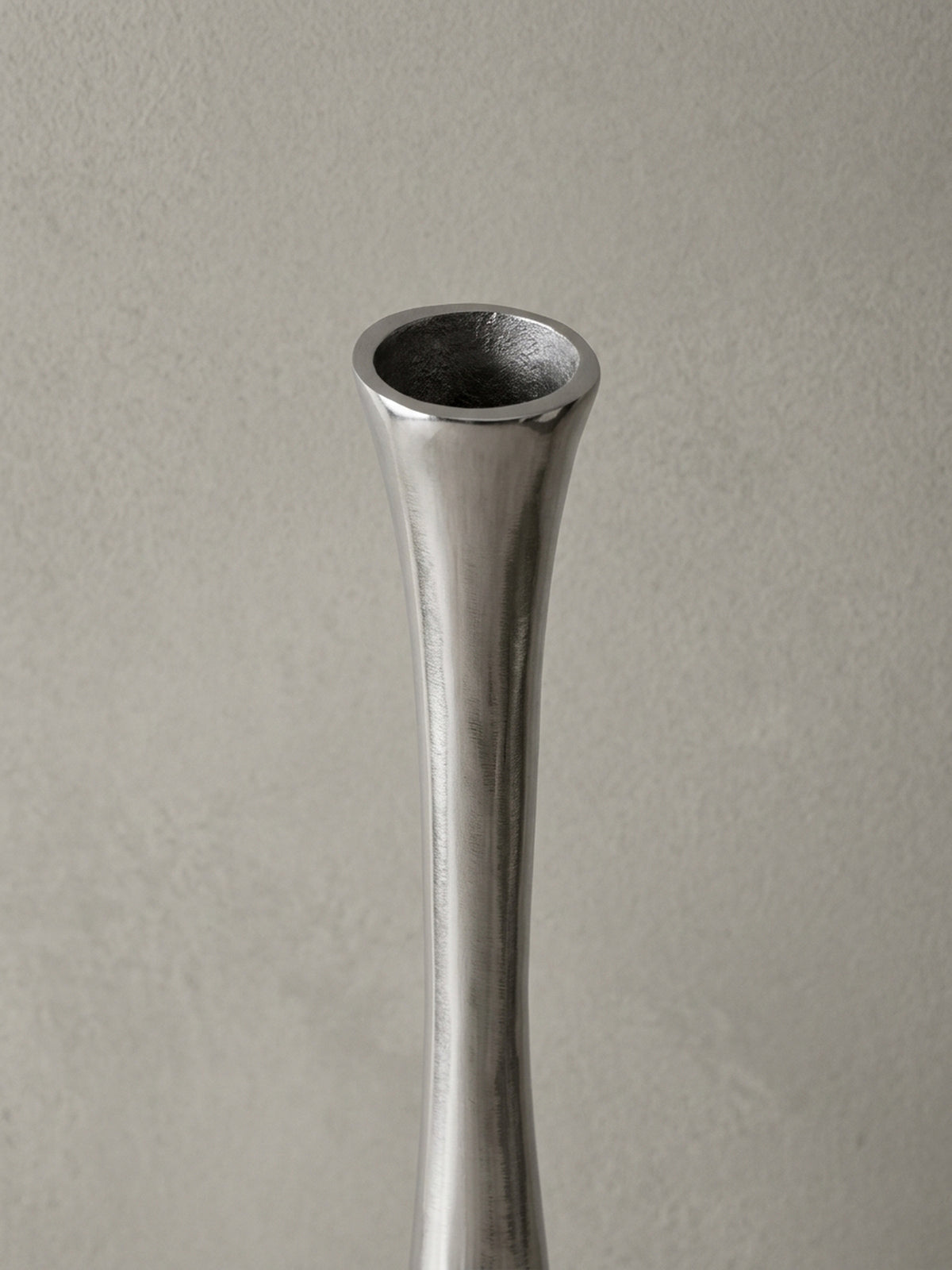 Detailansicht Aluminium (außen glänzend poliert innen gebürstet) Unterseite mit Samt aus hochwertig zeigt Verarbeitung und Materialqualität 12x12x75 cm_