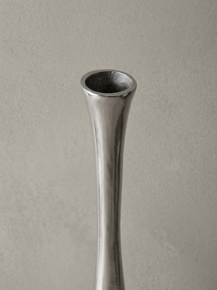 Detailansicht Aluminium (außen glänzend poliert innen gebürstet) Unterseite mit Samt aus hochwertig zeigt Verarbeitung und Materialqualität 12x12x75 cm_