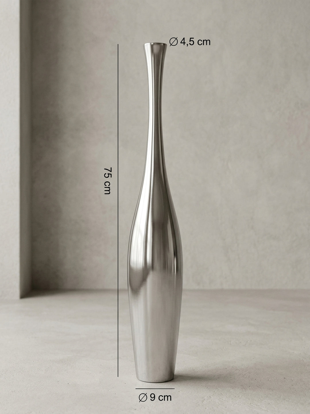 Aluminium (außen glänzend poliert innen gebürstet) Unterseite mit Samt hochwertig in perspektivischer Ansicht zeigt Form und Proportionen 12x12x75 cm auf Studiohintergrund_