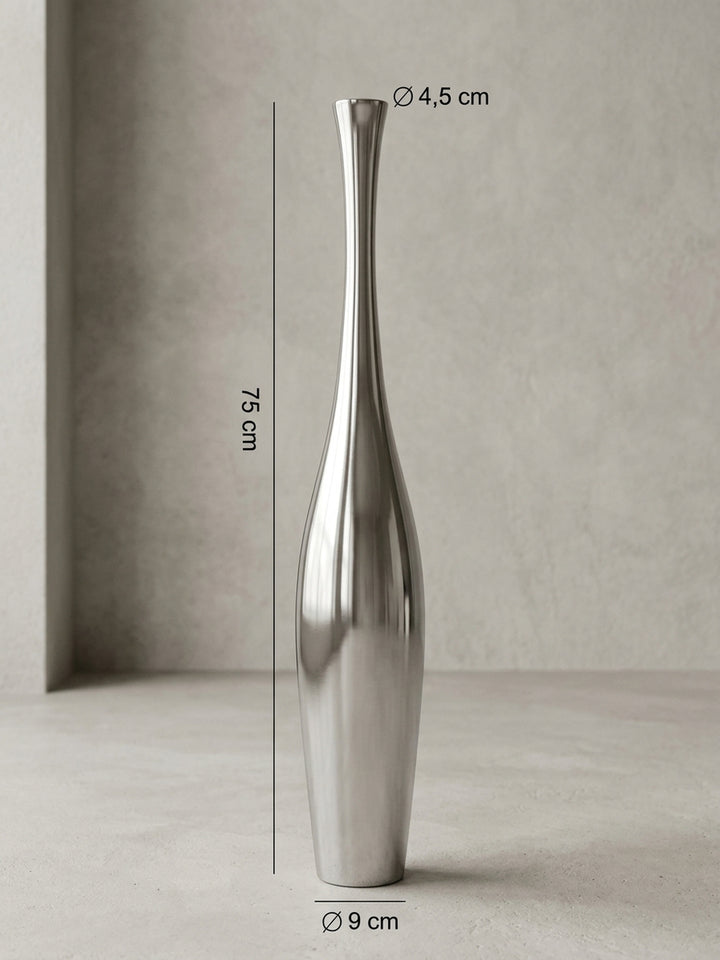 Aluminium (außen glänzend poliert innen gebürstet) Unterseite mit Samt hochwertig in perspektivischer Ansicht zeigt Form und Proportionen 12x12x75 cm auf Studiohintergrund_