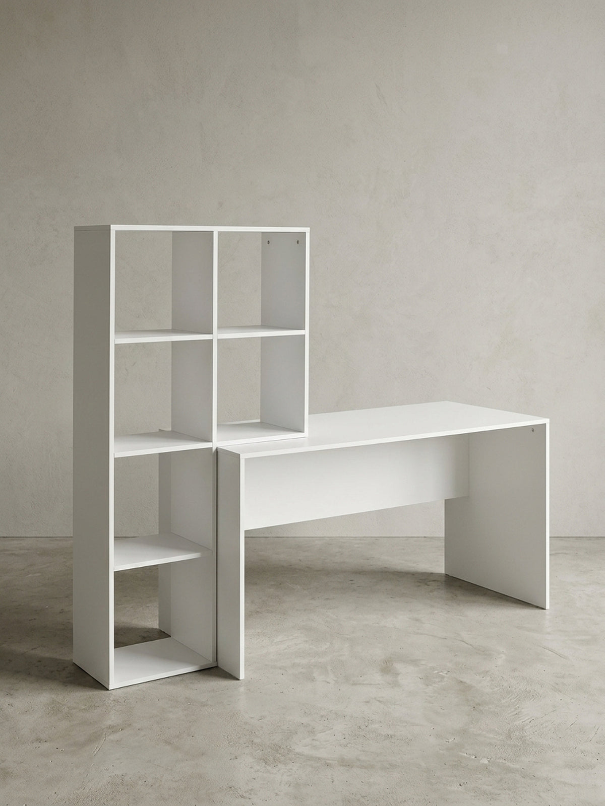Weißer Schreibtisch mit integriertem Regal (170x59x144 cm) in Frontalansicht auf weißem Hintergrund, klares, geometrisches Design für das moderne Büro.