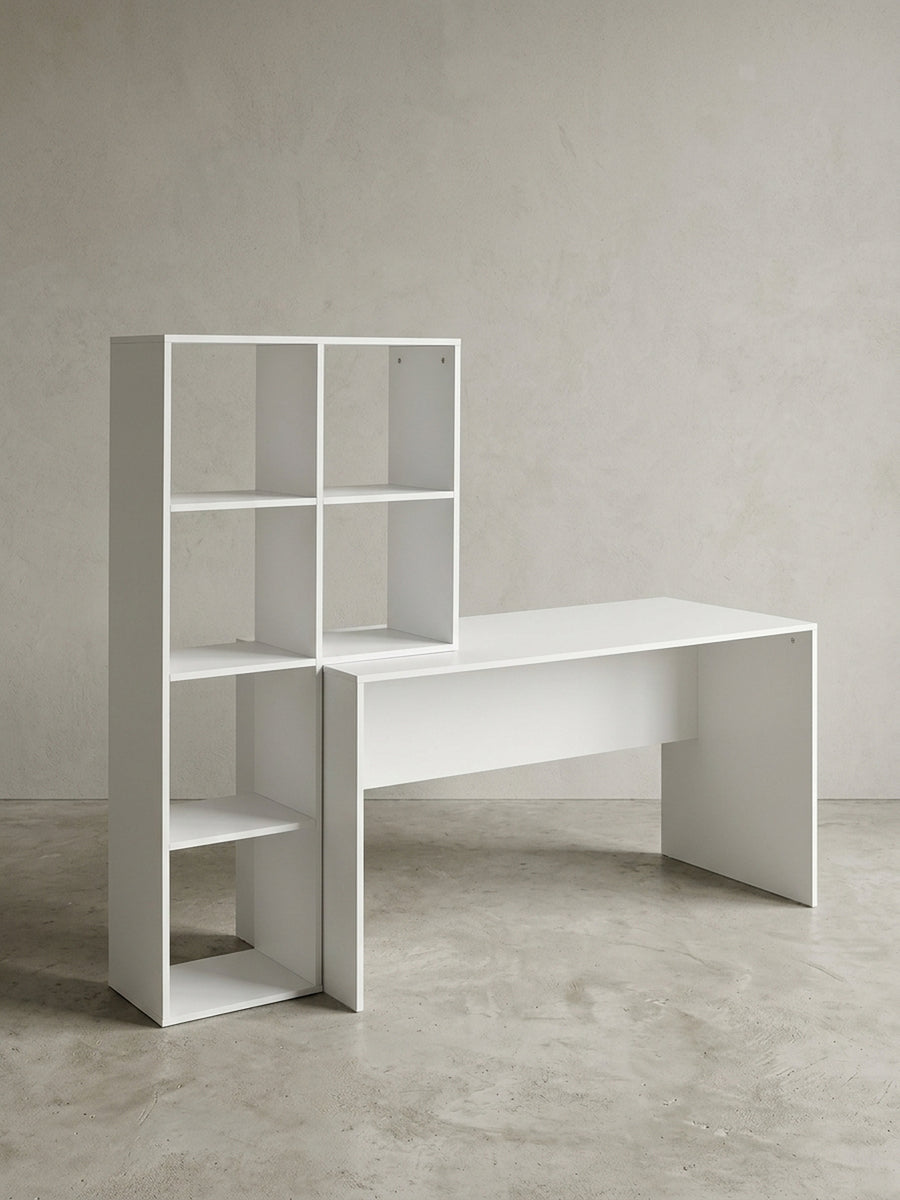 Weißer Schreibtisch mit integriertem Regal (170x59x144 cm) in Frontalansicht auf weißem Hintergrund, klares, geometrisches Design für das moderne Büro._