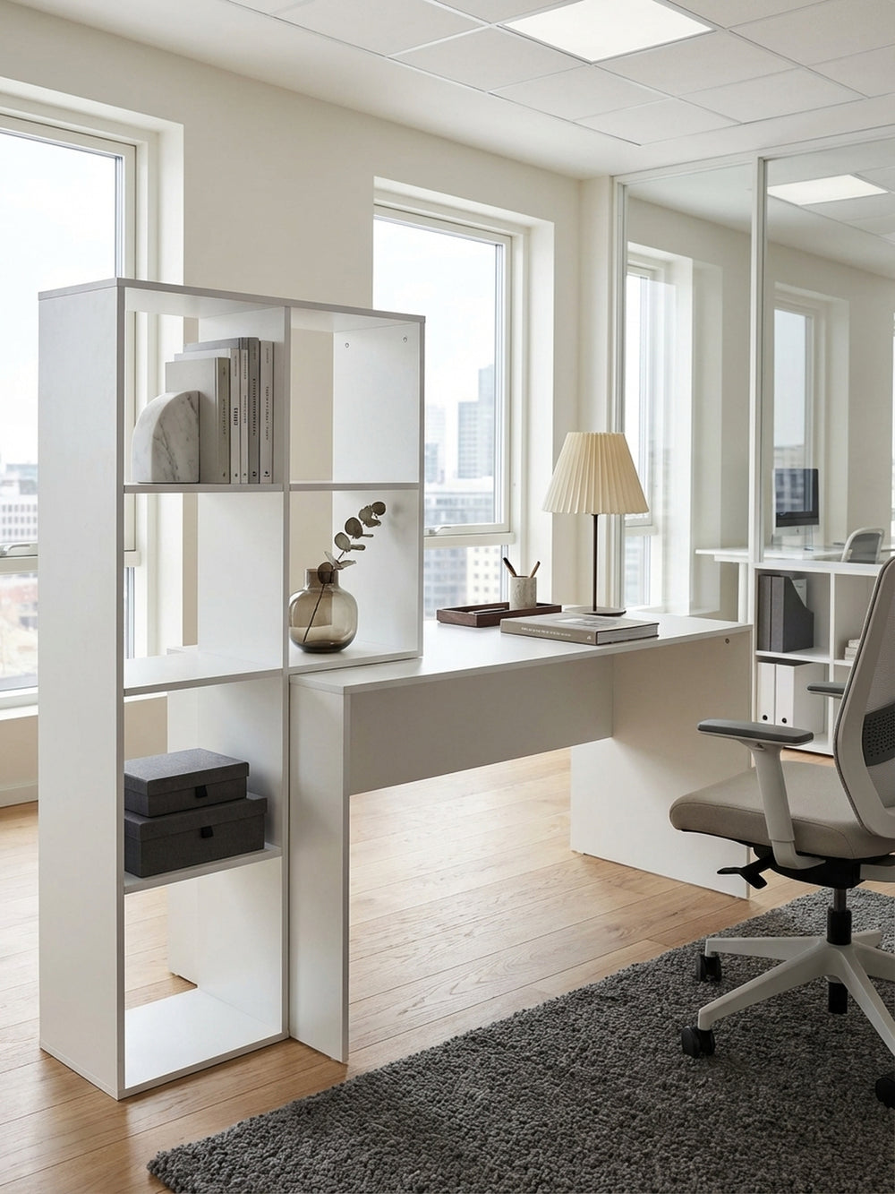 Moderner weißer Schreibtisch mit Regal in einem stilvollen Home Office mit dunklem Holzboden und weichem Teppich, der eine organisierte Arbeitsumgebung schafft._