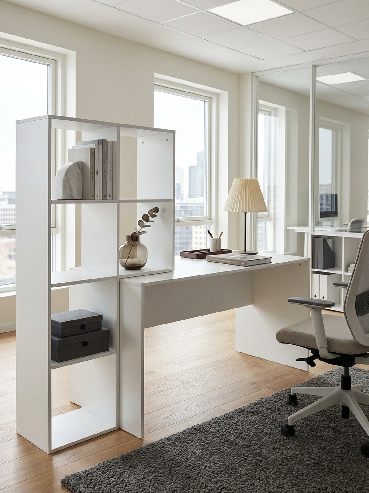 Moderner weißer Schreibtisch mit Regal in einem stilvollen Home Office mit dunklem Holzboden und weichem Teppich, der eine organisierte Arbeitsumgebung schafft.