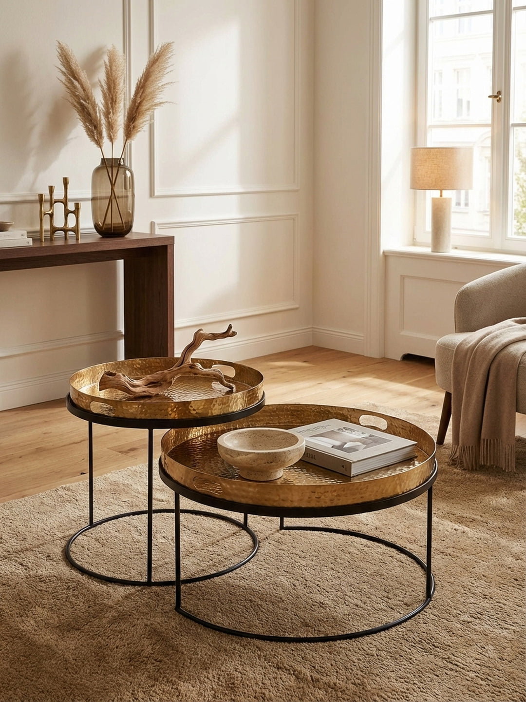 Runder Satztisch von oben arrangiert, zeigt die flexible Platzierung des 2-teiligen Sofatischs auf einem Teppich vor einer Couch, ideal für modernes Wohnen._