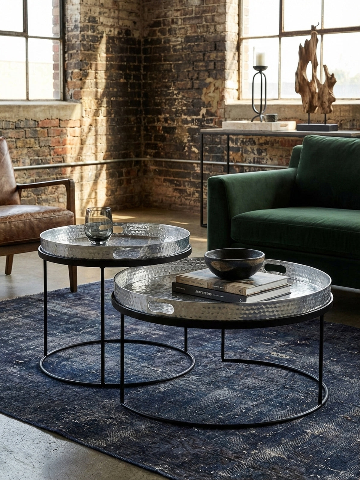 Detailaufnahme der Hammerschlag-Oberfläche eines silbernen Aluminium-Tabletts, die handwerkliche Textur und den Glanz des Metalls betonend.