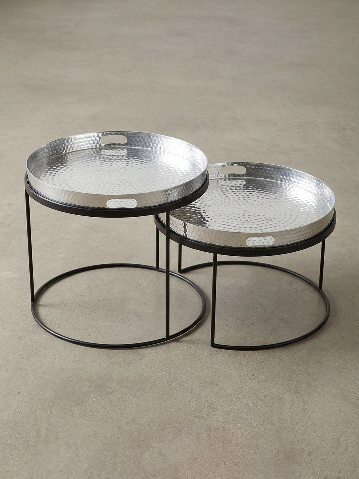Flexibler Satztisch mit abnehmbarem Tablett, die zwei Tische sind ineinander geschoben und zeigen die vielseitige Nutzung als Sofatisch.
