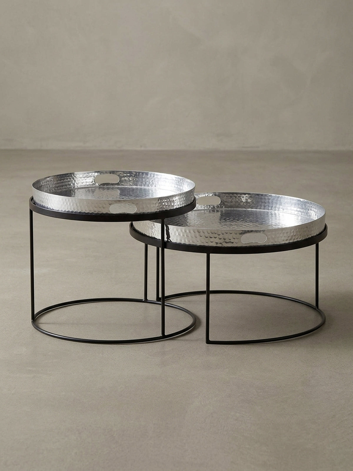 Profilansicht des zweiteiligen Couchtisch-Sets, verdeutlicht die unterschiedlichen Höhen (41cm und 33cm) und das schlanke, runde Metallgestell._