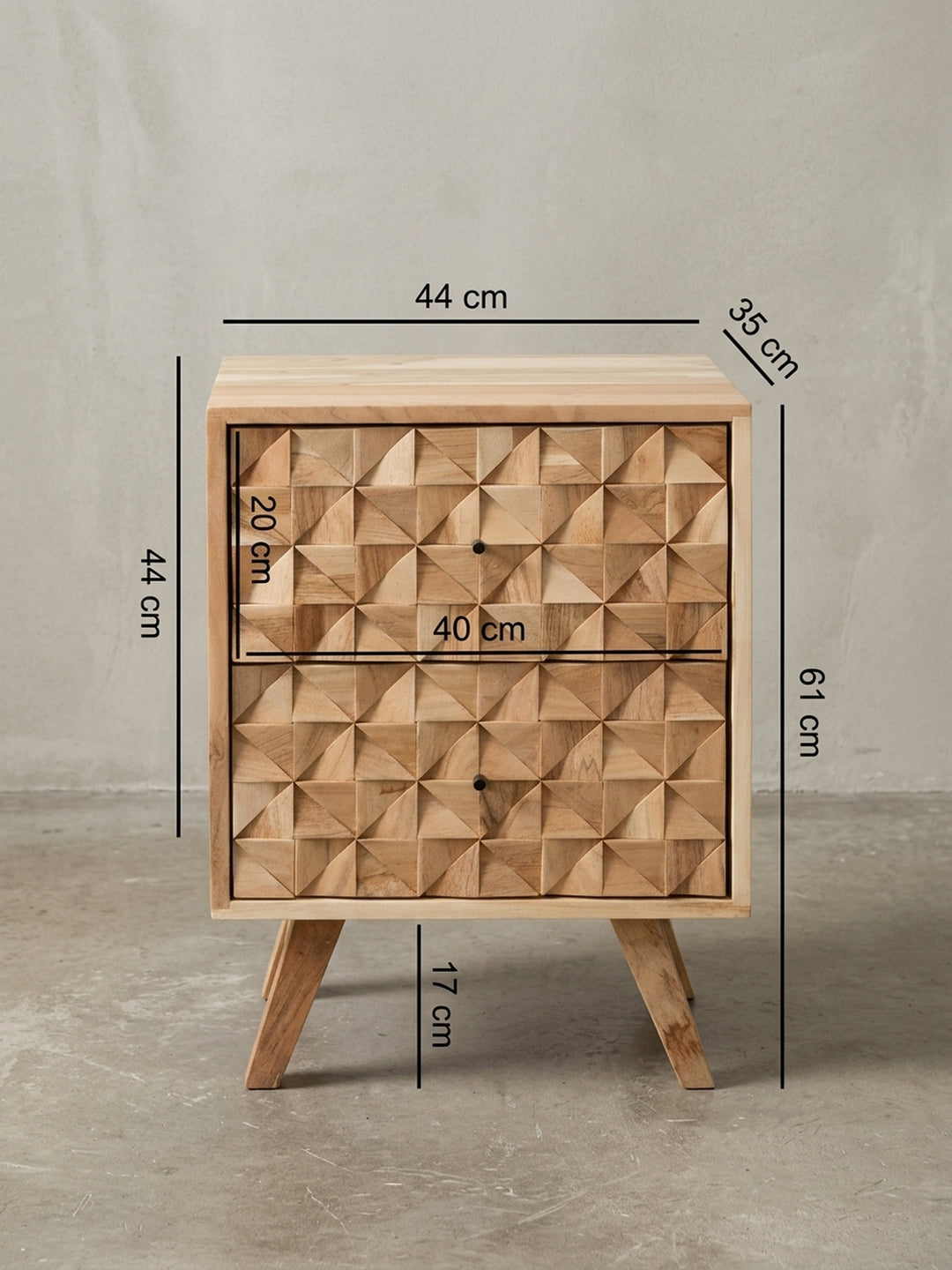 Detailansicht der hochwertigen Verarbeitung der Akazienholz Nachtkommode. Die spaltfreien Übergänge des massiven Korpus und die stabile Verschraubung der konischen Holzfüße sind sichtbar._