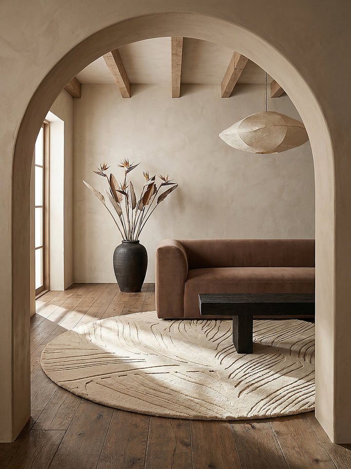 Teppich Beige rund im modernen Wohnzimmer_