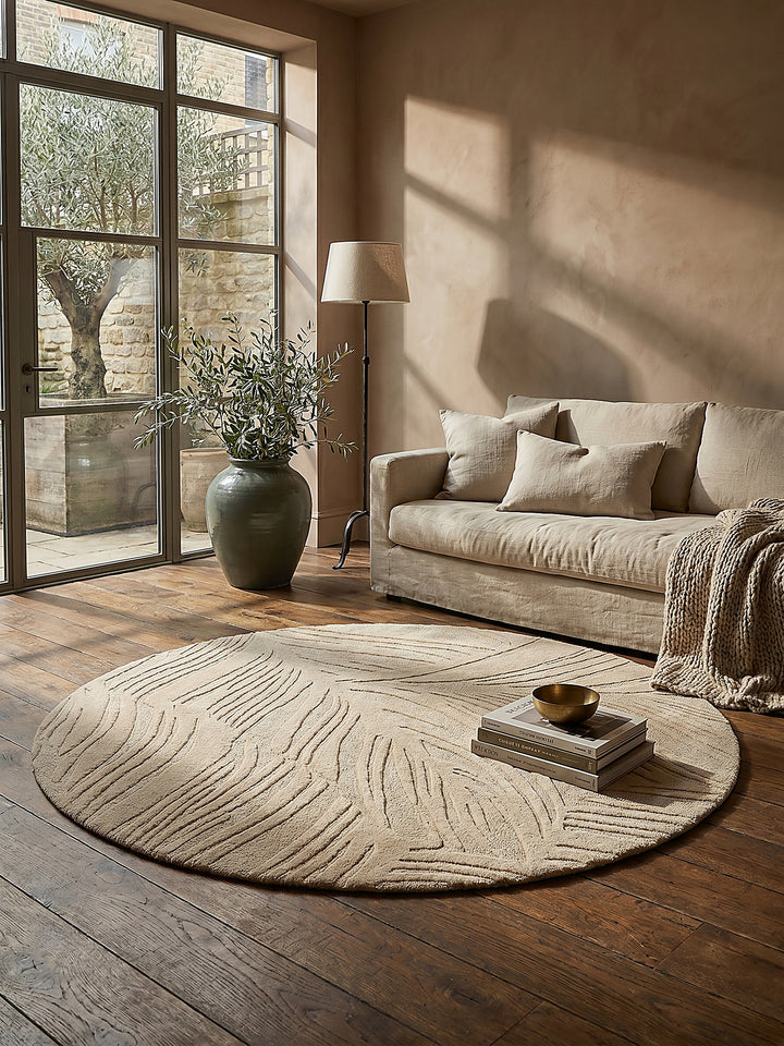 Teppich Beige rund gemütliche Wohnszene_