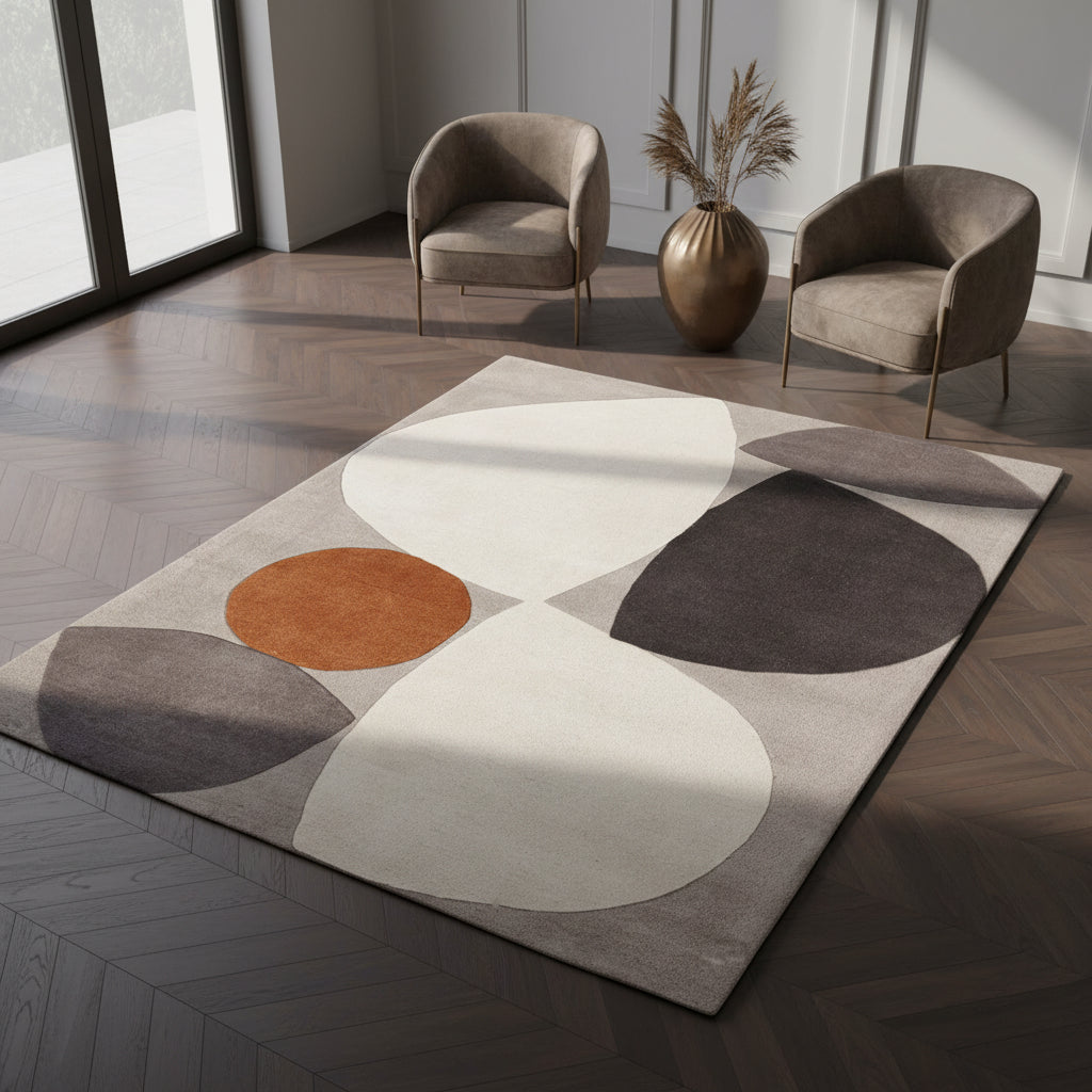 Abstrakter, mehrfarbiger Wollteppich in einem luxuriös gestalteten Wohnzimmer mit dunklen Wänden Kadima Design