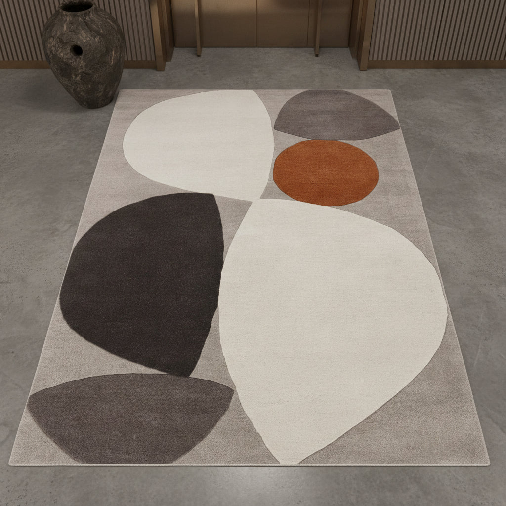 Abstrakter, mehrfarbiger Wollteppich in einem luxuriös gestalteten Wohnzimmer mit dunklen Wänden_Kadima Design_