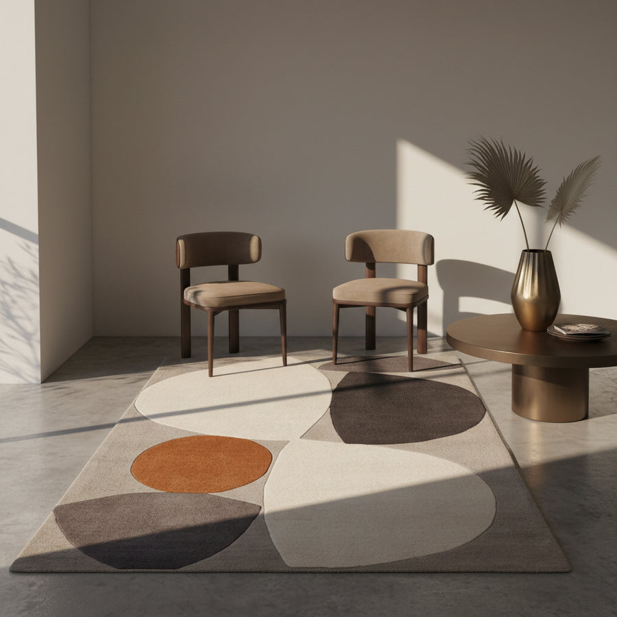 Abstrakter, mehrfarbiger Wollteppich in einem luxuriös gestalteten Wohnzimmer mit dunklen Wänden_Kadima Design_