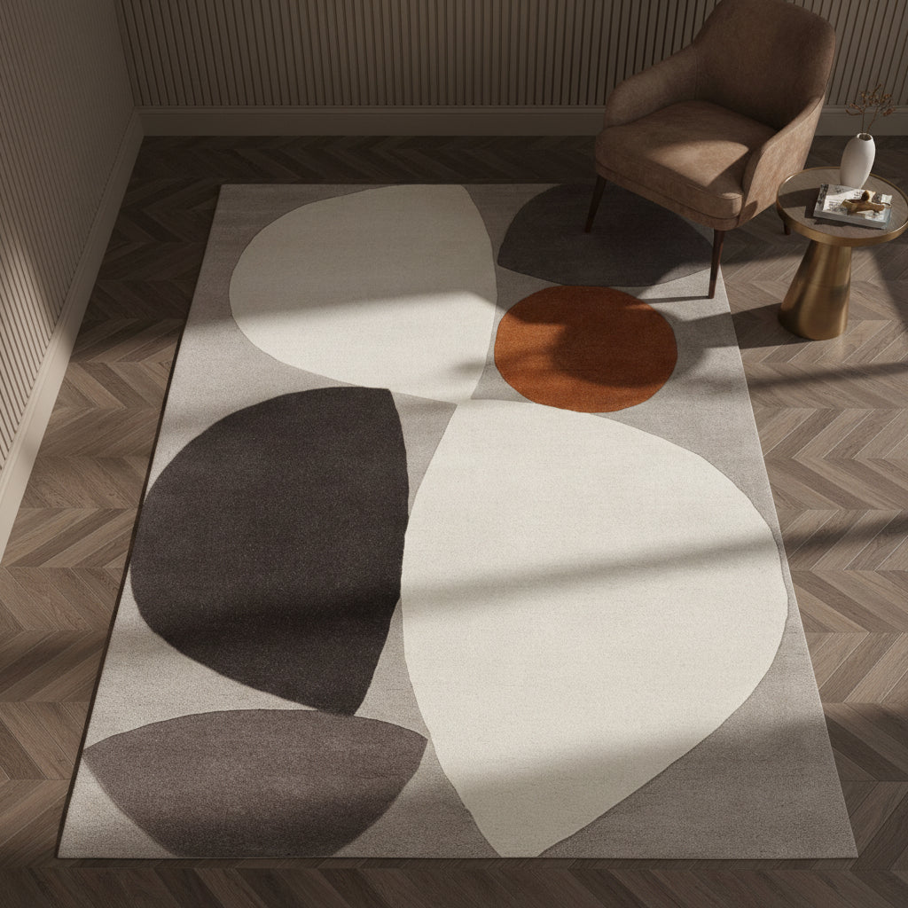 Abstrakter, mehrfarbiger Wollteppich in einem luxuriös gestalteten Wohnzimmer mit dunklen Wänden Kadima Design