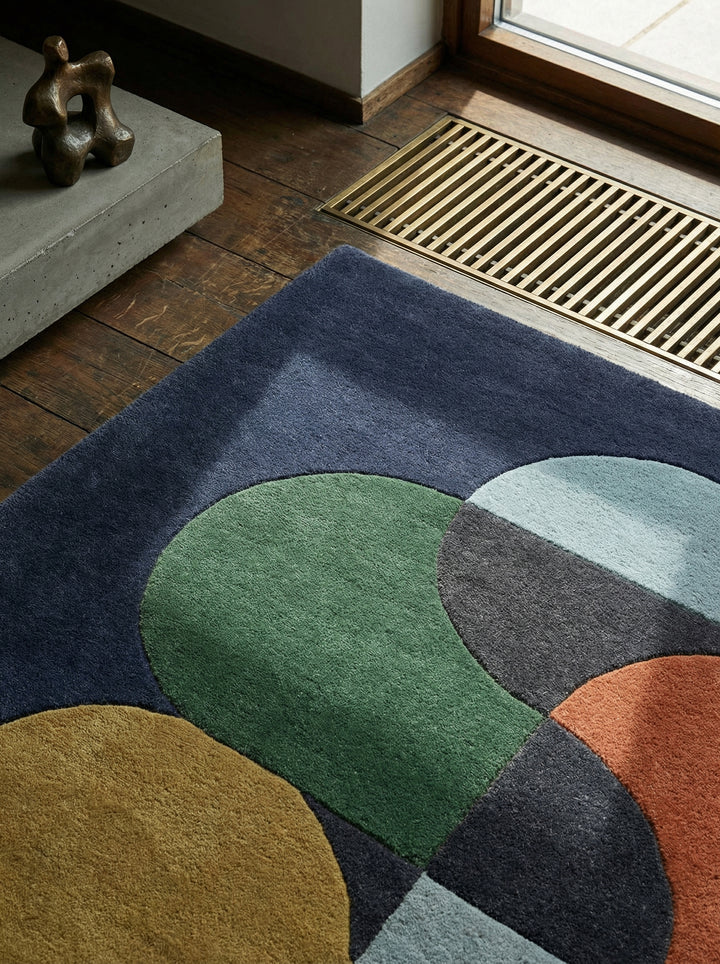 Handgetufteter Wollteppich_Geometrisches Mid-Century-Muster in Dunkelblau_Hohe Flordichte_Künstlerische Textur - HULL-Beverley_