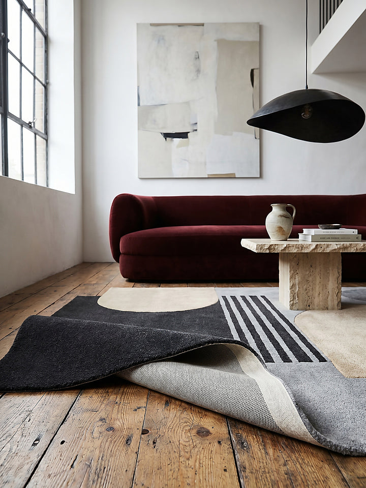 Teppich Grau rechteckig Editorial Interior als Designobjekt drapiert hochwertige Wohnaccessoires_