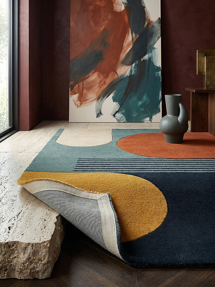 Teppich Türkis rechteckig Editorial Interior als Designobjekt drapiert hochwertige Wohnaccessoires_