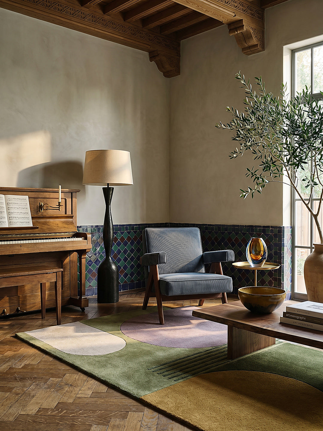 Teppich Grün rechteckig im Wohnzimmer mit Couchtisch und Wohnaccessoires Wohnidee skandinavisch modern_